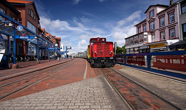 Nordseeurlaub, Ostfriesische Inseln, Fernienwohnung, byRikje, Inselbahn, Bahnhof Borkum